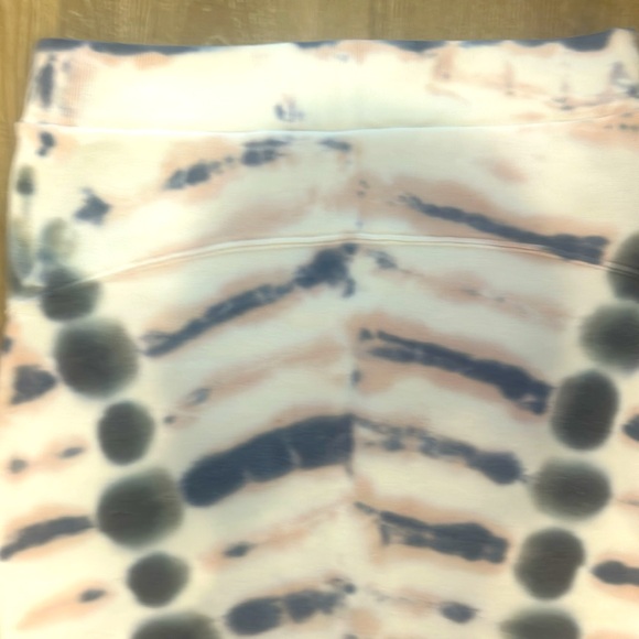 Drawstring sweatpant inspired waistband, Detail seam in back, Raw Edge - Picture 5 of 5